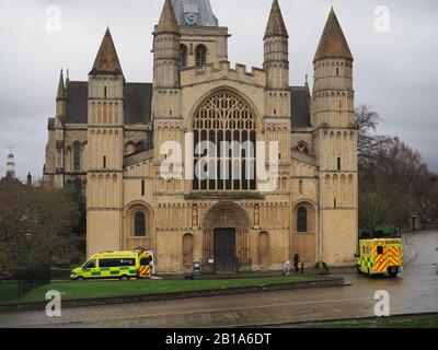 Rochester, Kent, Großbritannien. Februar 2020. Besucher der Kathedrale von Rochester in Kent wurden gebeten, die Kathedrale aufgrund eines Vorfalls zu verlassen, an dem der Krankenwagen und die Feuerwehr teilnahmen. Update: Ein Besucher musste nach dem Einklappen wieder belebt werden. Kredit: James Bell/Alamy Live News Stockfoto