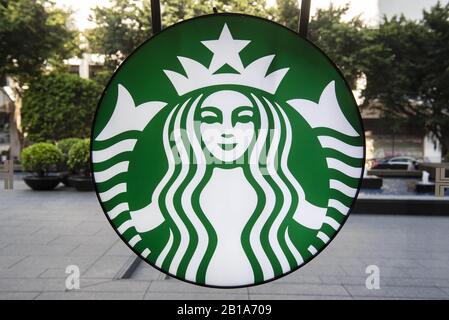 22. Februar 2020, Hongkong, China: Amerikanische multinationale Kette Starbucks Coffee Logo in Hongkong gesehen. (Bild: © Budrul Chukrut/SOPA Bilder über ZUMA Wire) Stockfoto