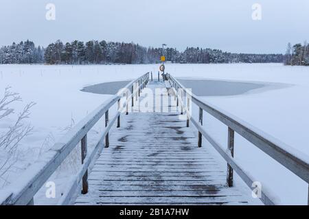 Freier Eisschwimmplatz in Finnland am Wintertag Stockfoto