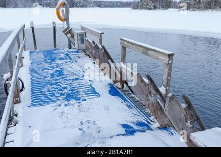 Freier Eisschwimmplatz in Finnland am Wintertag Stockfoto