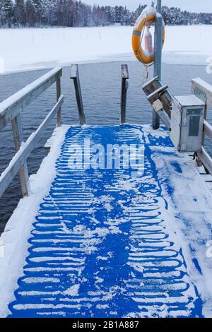 Freier Eisschwimmplatz in Finnland am Wintertag Stockfoto