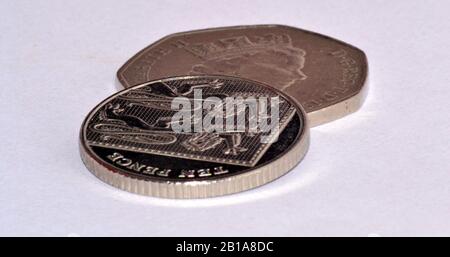 Eine Nahaufnahme der britischen Münzen: Eine 50 Pence und eine 10 Pence, die auf einem weißen Hintergrund liegen Stockfoto