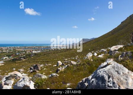 Blick auf Betty's Bay von den Bergen hinter der Stadt, Western Cape, Südafrika Stockfoto