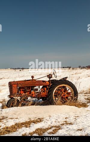 Ruth, Michigan - Ein antiker Traktor in einem schneebedeckten Feld im Daumen von Michigan. Stockfoto