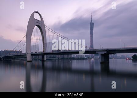 Die Liede-Brücke im fluss zhujiang (Perlfluss) in der Stadt Guangzhou, China. Stockfoto