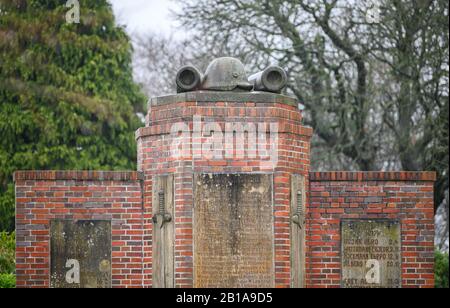 Westoverledingen, Deutschland. Februar 2020. Das Denkmal zu Ehren der in den beiden Weltkriegen gefallenen Dorfbewohner, wo auch der Name des stellvertretenden Kommandanten des ehemaligen Vernichtungslagers Sobibor, Johann Niemann, genannt wird. (Zu dpa 'SS man on Monument in Frisia Causes Discussion') Credit: Mohssen Assanimoghaddam / dpa / Alamy Live News Stockfoto