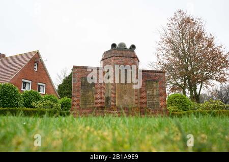 Westoverledingen, Deutschland. Februar 2020. Das Denkmal zu Ehren der in den beiden Weltkriegen gefallenen Dorfbewohner, wo auch der Name des stellvertretenden Kommandanten des ehemaligen Vernichtungslagers Sobibor, Johann Niemann, genannt wird. (Zu dpa 'SS man on Monument in Frisia Causes Discussion') Credit: Mohssen Assanimoghaddam / dpa / Alamy Live News Stockfoto