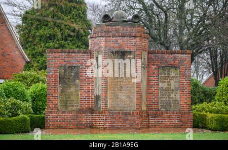 Westoverledingen, Deutschland. Februar 2020. Das Denkmal zu Ehren der in den beiden Weltkriegen gefallenen Dorfbewohner, wo auch der Name des stellvertretenden Kommandanten des ehemaligen Vernichtungslagers Sobibor, Johann Niemann, genannt wird. (Zu dpa 'SS man on Monument in Frisia Causes Discussion') Credit: Mohssen Assanimoghaddam / dpa / Alamy Live News Stockfoto