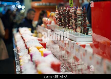 Mit Schokolade überzogene Erdbeeren und eiskalte Getränke Stockfoto