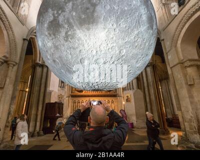 Rochester, Kent, Großbritannien. Februar 2020. Die Ausstellung 'Museum of the Moon' von Installationskünstler Luke Jerram hat die Besucher der Kathedrale von Rochester in Kent astronomisch erhöht, wo sie bis zum 4. März ausgestellt wird. Nach den Zahlen, die heute von Kent Online berichtet wurden, haben in den ersten 12 Tagen der Eröffnung der Kathedrale 75.000 Menschen besucht, von 7.000 für den gleichen Zeitraum 2019; wobei der letztjährige Knife Angel über 44.000 anzog und der umstrittene verrückte Golfplatz über 29.000 anzog. Kredit: James Bell/Alamy Live News Stockfoto