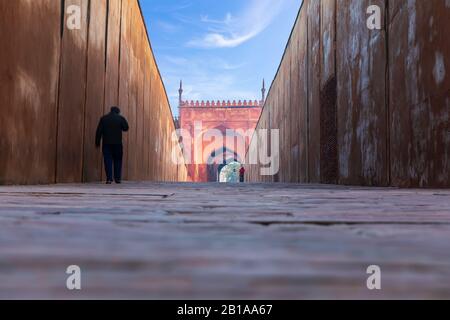 Agra Fort und einsame indische Männer am frühen Morgen, Indien Stockfoto