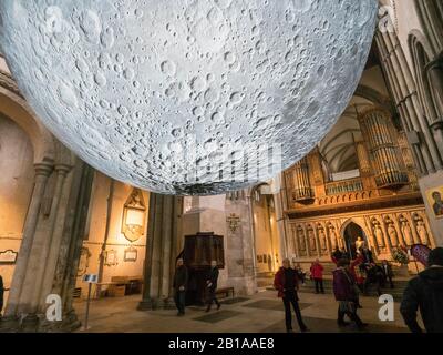 Rochester, Kent, Großbritannien. Februar 2020. Die Ausstellung 'Museum of the Moon' von Installationskünstler Luke Jerram hat die Besucher der Kathedrale von Rochester in Kent astronomisch erhöht, wo sie bis zum 4. März ausgestellt wird. Nach den Zahlen, die heute von Kent Online berichtet wurden, haben in den ersten 12 Tagen der Eröffnung der Kathedrale 75.000 Menschen besucht, von 7.000 für den gleichen Zeitraum 2019; wobei der letztjährige Knife Angel über 44.000 anzog und der umstrittene verrückte Golfplatz über 29.000 anzog. Kredit: James Bell/Alamy Live News Stockfoto