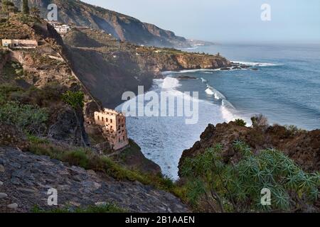 Ruine der alten Wasserpumpenstation an der Küste bei Puerto De La Cruz, auf Tenera, Spanien Stockfoto