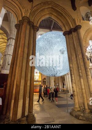 Rochester, Kent, Großbritannien. Februar 2020. Die Ausstellung 'Museum of the Moon' von Installationskünstler Luke Jerram hat die Besucher der Kathedrale von Rochester in Kent astronomisch erhöht, wo sie bis zum 4. März ausgestellt wird. Nach den Zahlen, die heute von Kent Online berichtet wurden, haben in den ersten 12 Tagen der Eröffnung der Kathedrale 75.000 Menschen besucht, von 7.000 für den gleichen Zeitraum 2019; wobei der letztjährige Knife Angel über 44.000 anzog und der umstrittene verrückte Golfplatz über 29.000 anzog. Kredit: James Bell/Alamy Live News Stockfoto