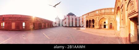 Jahangir Palace in Red Agra Fort, sonniges Panorama, Indien Stockfoto