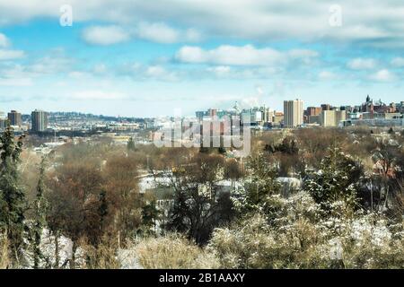 Syracuse, New York, USA. Februar 2020. Fernblick auf die Stadt Syracuse, New York, im Onondaga County, an einem schönen Wintertag Stockfoto