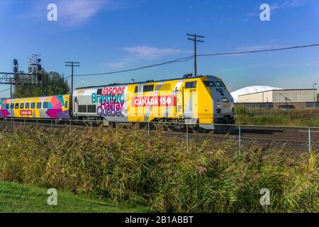 Scarborough, Ontario, Okt 2017 - EIN Zug Der Via Rail, der sich dem Bahnhof Scarborough nähert Stockfoto