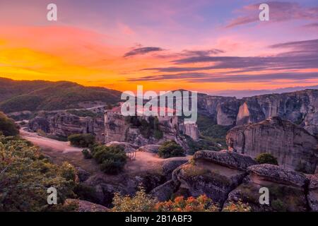 Griechenland. Sommermorgen über einem griechischen Felsklosterei in Meteora (in der Nähe von Kalambaka). 10 Minuten vor dem Morgengrauen Stockfoto