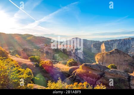 Griechenland. Sommermorgen über einem griechischen Felsklosterei in Meteora (in der Nähe von Kalambaka). Farbige Sonnenstrahlen Stockfoto