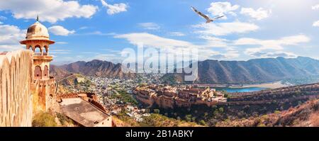 Panoramablick auf das Amber Fort, den Maotha Lake und die Aravalli Range, Blick vom Jaigarh Fort, Jaipur, Rajasthan, Indien Stockfoto