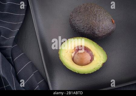 Avocado in einem Teller. Draufsicht. Stockfoto