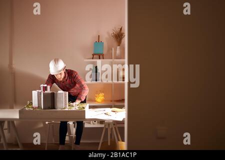 Talentierter Architekt ist auf neuen kreativen Plan der Entwicklung neuer Nachbarschaft interessiert. Nahaufnahme Foto. Kopierraum , Interesse, Hobby.Architektur, Bau Stockfoto