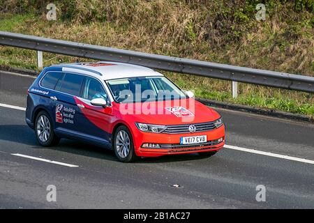 2017 weißer roter VW Volkswagen Passat SE Business TDI BMUK Fahrzeugverkehr, Transport, moderne Fahrzeuge, Salonwagen, Fahrzeuge, Fahrzeug, britische Straßen, Motoren, Fahren auf der 3-spurigen Autobahn M6 Stockfoto