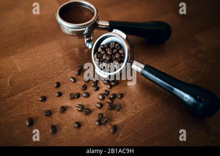 Portafilter mit gemahlenem Kaffee, frisch geröstete Kaffeebohnen stehen auf dem Tisch. Draufsicht. Flaches Lay. Barista Konzept. Stockfoto