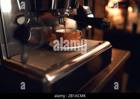 Neues modernes Modell der elektrischen Kaffeemaschine. Nahaufnahme von zugeschnittenen Fotos, Kaffeezubereitung Stockfoto