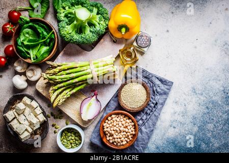 Gesunde vegane Küche. Zutaten für Gemüsesalat mit Tofu und Quinoa auf dem Tisch. Stockfoto