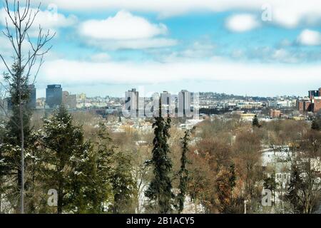 Syracuse, New York, USA. Februar 2020. Fernblick auf die Stadt Syracuse, New York, im Onondaga County, an einem schönen Wintertag Stockfoto