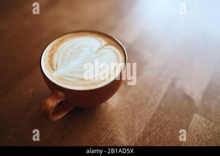 Hochwertige Latte in Herzform, Nahaufnahme. Kopierraum. Frühstück mit gutem Cuppuchino. Guten Morgen Stockfoto