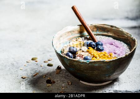 Chia Pudding-Schüssel mit Blaubeeren, Passionsfrucht, Granola und Joghurt. Gesundes Frühstückskonzept. Stockfoto