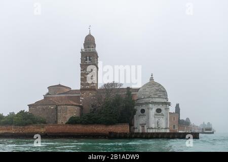 Kirche San Michele in Isola auf dem Friedhof von Venedig an einem nebligen Tag im Winter (Venedig, Italien) Stockfoto