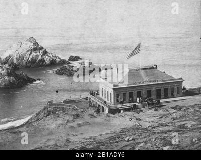 Cliff House, San Francisco, Kalifornien, USA, 1870er Jahre. Dies ist das zweite Gebäude dieses Namens, das im Jahr 1863 erbaut wurde. Seit diesem zweiten Haus wurde das Cliff House in den letzten 150 Jahren vier weitere Male umgebaut. Dieses Haus ist seit früh eine große Touristenattraktion. Die erste Ship-to-Shore Morse Code Übertragung wurde 1899 in diesem Haus empfangen. Um meine anderen mit Orten in Zusammenhang stehenden Vintage-Bilder zu sehen, suchen Sie: Prestor Vintage places West Stockfoto