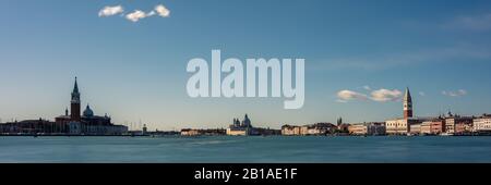 Panorama von Venedig (Italien) mit Campanile, Sam Marco, Santa Maria della Salute und San Giorgio an einem sonnigen Tag im Winter Stockfoto