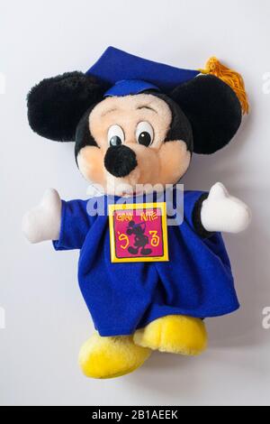 Grad Nite weiches Plüschspielzeug Walt Disney World - Mickey Mouse Graduation Toy isoliert auf weißem Hintergrund Stockfoto