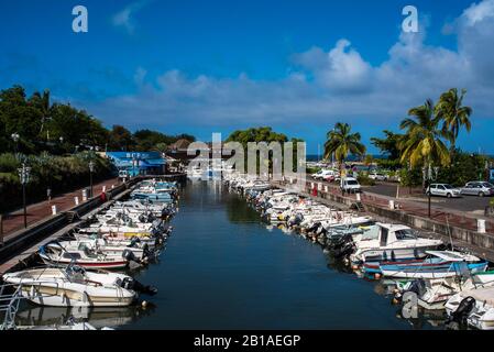 St. Gilles les Bain, Réunion - 20. Januar 2018 - Vergnügungsboote sind in einem kleinen Hafen auf der Insel Réunion verankert. Nur redaktionelle Verwendung. Stockfoto