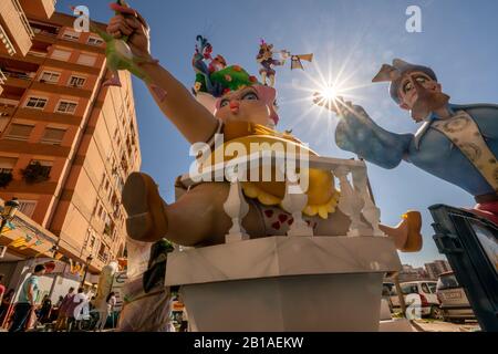 Las Fallas, Papermache-Modelle werden in der traditionellen Feier in Lobpreis des heiligen Joseph am 15.2019 gebaut und gebrannt. Barrio Benimaclet Stockfoto