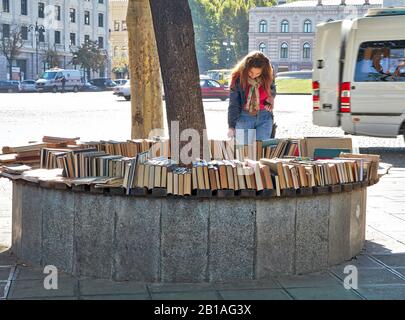 Frauen Kunde in einem zweiten Handbuch-Stall in Tiflis Stadt Georgien Stockfoto