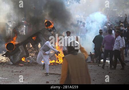 Neu-Delhi, Indien. Februar 2020. Demonstranten setzten während eines Protests gegen das umstrittene neue Staatsbürgerschaftsgesetz in Neu-Delhi, Indien, 24. Februar 2020 Fahrzeuge in Brand. Ein Polizist sei am Montag bei gewalttätigen Auseinandersetzungen um das umstrittene Bürgerrecht in der indischen Hauptstadt Delhi getötet worden, sagte die Polizei. Kredit: Str/Xinhua/Alamy Live News Stockfoto