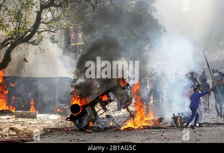 Neu-Delhi, Indien. Februar 2020. Demonstranten setzten während eines Protests gegen das umstrittene neue Staatsbürgerschaftsgesetz in Neu-Delhi, Indien, 24. Februar 2020 Fahrzeuge in Brand. Ein Polizist sei am Montag bei gewalttätigen Auseinandersetzungen um das umstrittene Bürgerrecht in der indischen Hauptstadt Delhi getötet worden, sagte die Polizei. Kredit: Str/Xinhua/Alamy Live News Stockfoto