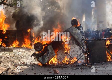 Neu-Delhi, Indien. Februar 2020. Demonstranten setzten während eines Protests gegen das umstrittene neue Staatsbürgerschaftsgesetz in Neu-Delhi, Indien, 24. Februar 2020 Fahrzeuge in Brand. Ein Polizist sei am Montag bei gewalttätigen Auseinandersetzungen um das umstrittene Bürgerrecht in der indischen Hauptstadt Delhi getötet worden, sagte die Polizei. Kredit: Str/Xinhua/Alamy Live News Stockfoto