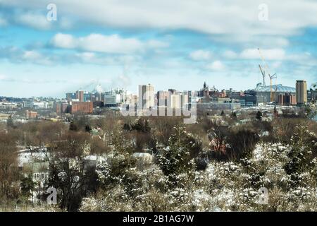 Syracuse, New York, USA. Februar 2020. Fernblick auf die Stadt Syracuse, New York, im Onondaga County, an einem schönen Wintertag Stockfoto