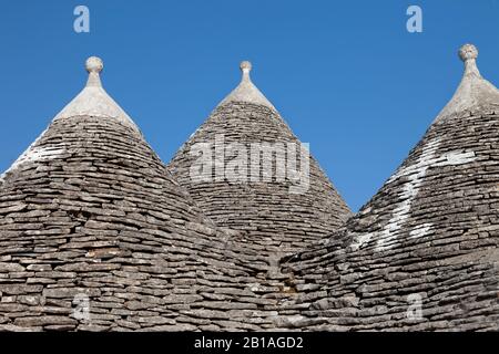 Typische Trulli Gebäude mit konischen Dächern in Alberobello, Apulien, Italien Stockfoto