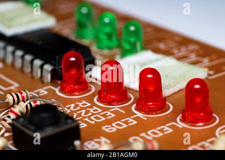Rote und grüne Glühbirnen auf der Platine der elektronischen Geräte Stockfoto