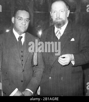 Richard Wright (1908-1960), Left. Und George Slocombe (1894-1963). Autoren. In Paris aufgenommene Fotos der 1950er Jahre. Der Literaturstar und Afrikaner Richard Nathaniel Wright zog 1946 nach Frankreich und wurde 1947 französischer Staatsbürger. Um meine zugehörigen Vintage-Bilder zu sehen, suchen Sie: Prestor Vintage Writer African Stockfoto