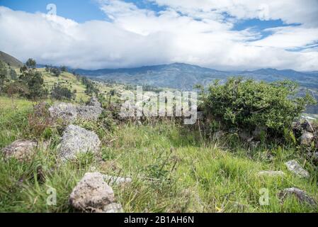 Anzeichen für präincanische Kulturen auf dem Hügel namens Leon Dormido oder Sleeping Lion direkt außerhalb von Saraguro, Provinz Loja, Ecuador Stockfoto