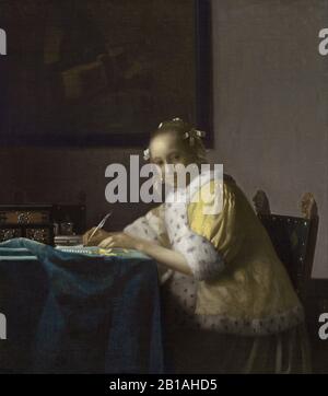 Eine Dame, Die einen Brief (ca. 1665) von Johannes Vermeer schreibt - Malerei Des niederländischen Barock aus dem 17. Jahrhundert - Sehr hohe Auflösung und Qualitätsbild Stockfoto