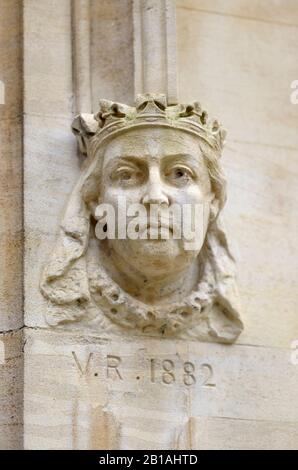 London, England, Großbritannien. Lincoln's Inn Chapel (1623), Leiter von Queen Victoria an der Fassade Stockfoto